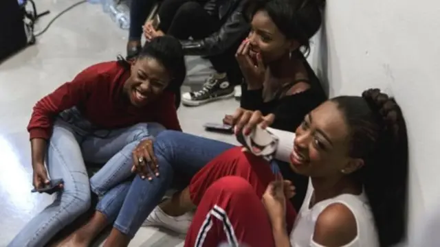 Models dey laugh joke