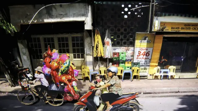 Triển lãm – sắp đặt “Thay hình đổi mặt” của tác giả Nguyễn Thế Sơn và Trần Hậu Yên Thế