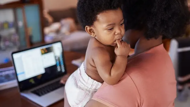 በእናቷ እቅፍ ያለች የታመመች ሕፃን