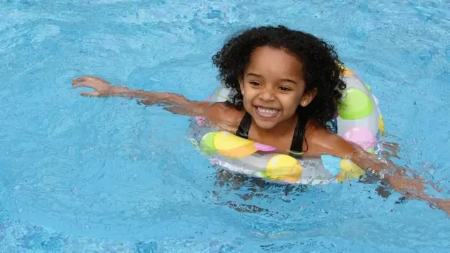 Quand nous ouvrons nos yeux sous l'eau, tout est flou