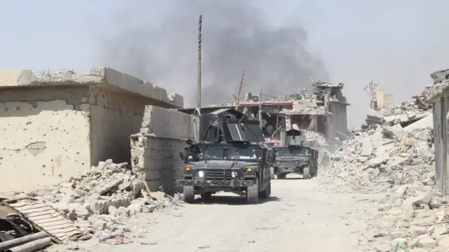 سيارتان تابعتان لجهاز مكافحة الإرهاب داخل المدينة القديمة تنتظران الأوامر بالتقدم.