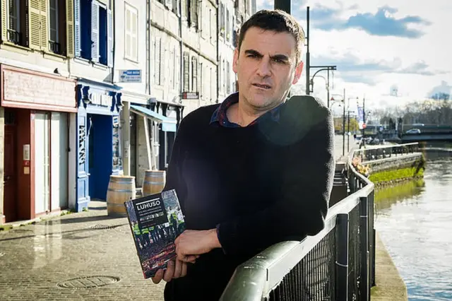 El periodista Enekoitz Esnaola sostiene su libro "Luhuso: ETAren armagabetze zibilaren kontakizuna". (Foto: Isabelle Miquelestorena / Cortesía de Enekoitz Esnaola)