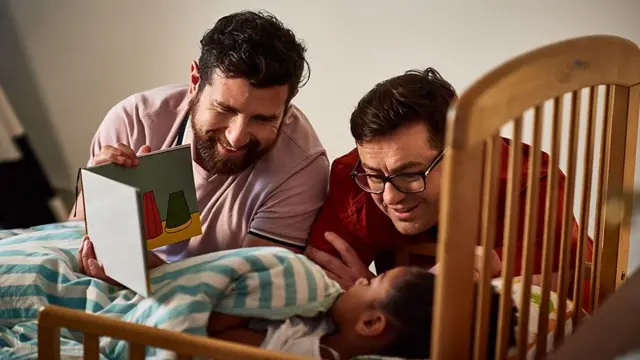 Masal okuyacak birden fazla yetişkin varsa, herkes bir karakteri oynamayı deneyebilir