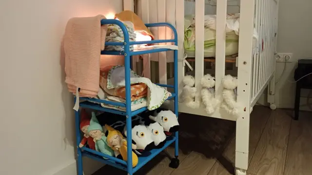 La cuna y los juguetes de las niñas.