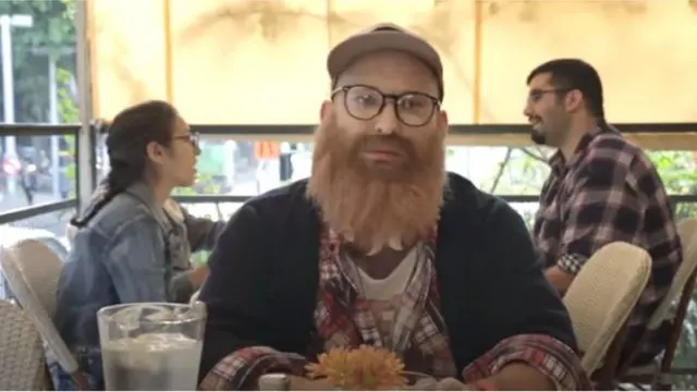 У 2014 році Беннет зняв сатиричний ролик, в якому він в образі єврея-хіпстера нескінченно вибачався перед усіма навколо