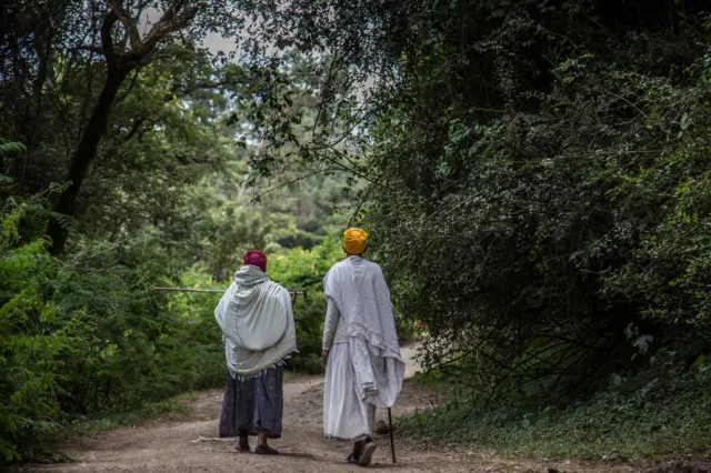 መነኮሳት በመንገድ ላይ