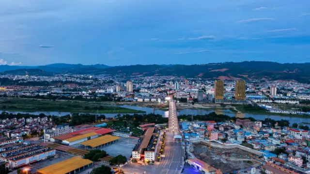 云南瑞丽封城后，街道上空无一人。