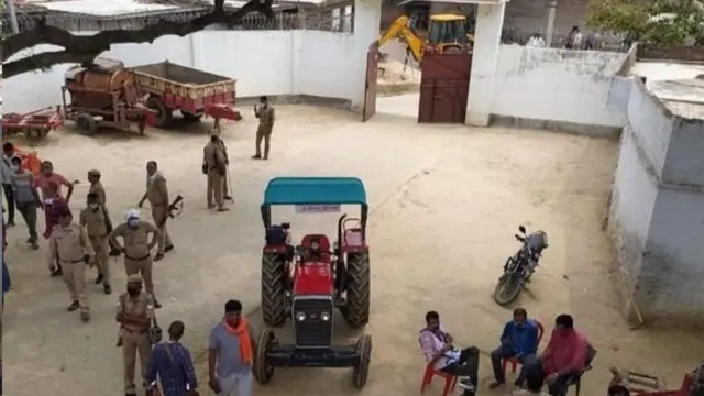 વિકાસ દુબેના ઘરે પોલીસ