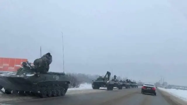 Қозоғистонга йўл олган Россия ҳарбий техникаси колоннаси