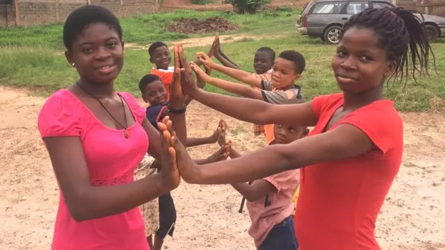 ụmụaka na-egwu egwu