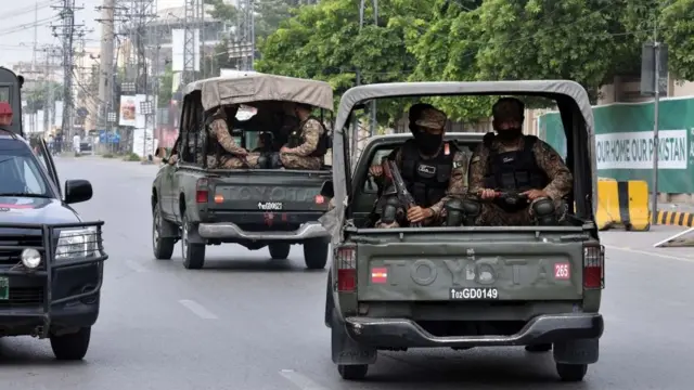 পাকিস্তানে নিউজিল্যান্ড ক্রিকেট দলকে যে নিরাপত্তা দেয়া হচ্ছিল, তা দেশটিতে একজন রাষ্ট্র প্রধানকেই দেয়া হয়।