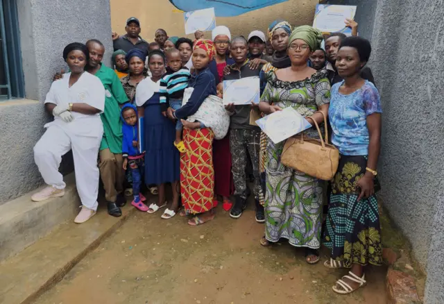 Mukantwari Vestine (ibumoso) ari kumwe n'umugabo we hamwe n'itsinda ahugura ryiganjemo abagore, bamwe bafite impamyabumenyi