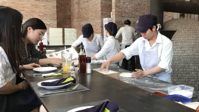70% khách hàng của chuỗi cửa hàng này là người Việt.