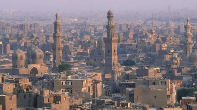 来自13世纪的埃及菜谱提到一种食物,包括鹰嘴豆冷酱、醋、腌柠檬和其他佐料。