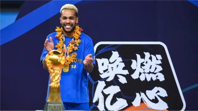 特謝拉是中超最高身價的外援之一，但是在奪冠後他拒絶與江蘇隊續約。