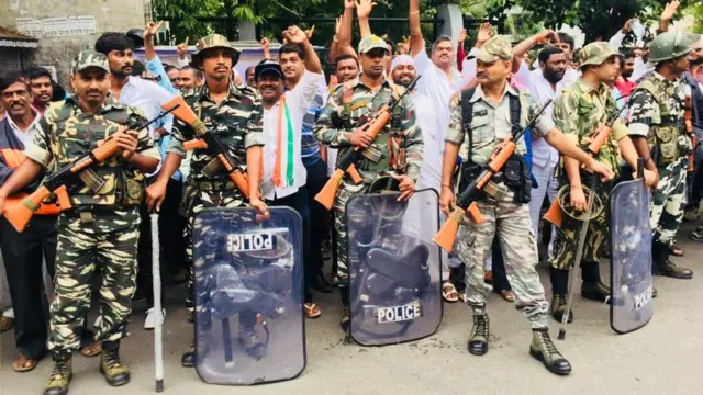 కర్ణాటకలో పోలింగ్ కేంద్రం వద్ద బందోబస్తు