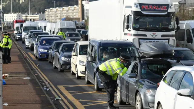 İngiltere'de yeni koronavirüs mutasyonunun tespit edilmesiyle, Avrupa ülkeleri sınır denetimlerini sıkılaştırdı.