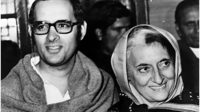 ছোট ছেলে সঞ্জয় গান্ধীর সঙ্গে ইন্দিরা গান্ধী।
