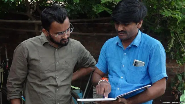 पंजाब डख यांनी त्यांच्या नैसर्गिक निरीक्षणांची नोंद वह्यांमध्ये करून ठेवली आहे.