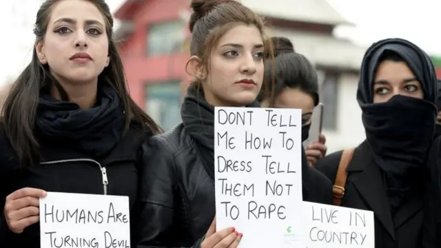 કઠુઆમાં બાળકી સાથે બળાત્કારનો વિરોધ કરી રહેલી યુવતીઓ