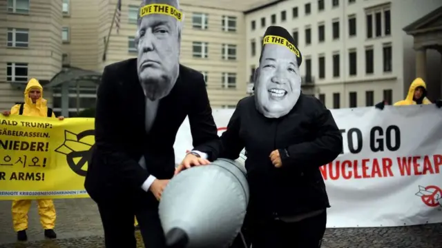 지난 13일 독일 북한대사관 앞에서 열린 반핵 시위에서 참가자들이 트럼프 대통령과 김정은 위원장의 가면을 쓰고 있다.