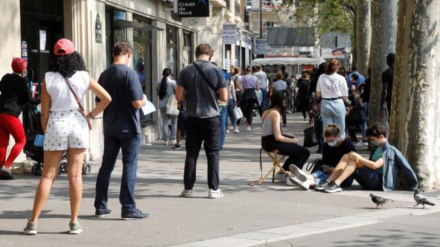В Париже люди стоят в очереди, чтобы пройти тест на коронавирус