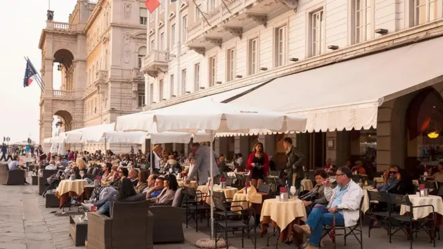세계에서 가장 넓은 해안 광장인 유니타 디탈리아 광장의 '카페 델리 스펙치'