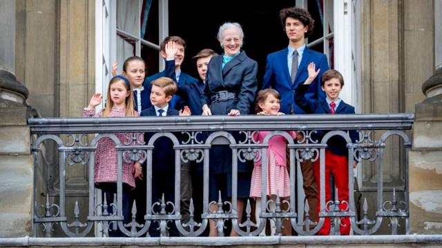 La reina Margarita II junto a sus nietos.