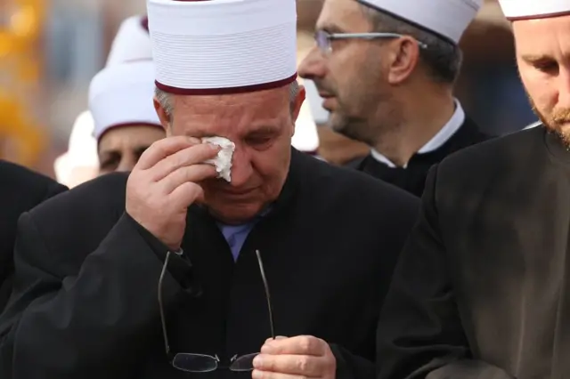 Prema islamskim običajima, vernici su telo na rukama preneli od Arap džamije do centralnog trga.