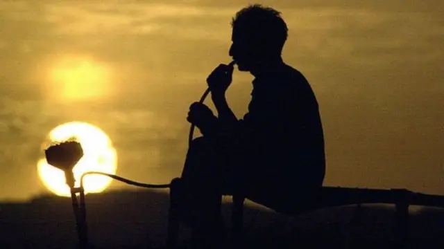 ਹੁੱਕਾ ਪੀਂਦਾ ਵਿਅਕਤੀ