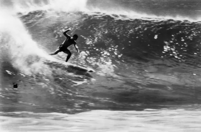 艾森豪威尔当总统的50年代人代表着保守的、资本主义的、富裕郊区的美国，冲浪电影《无尽之夏》表现嬉皮士急欲从这样一个美国的束缚中解放出来。 (Credit: Alamy)