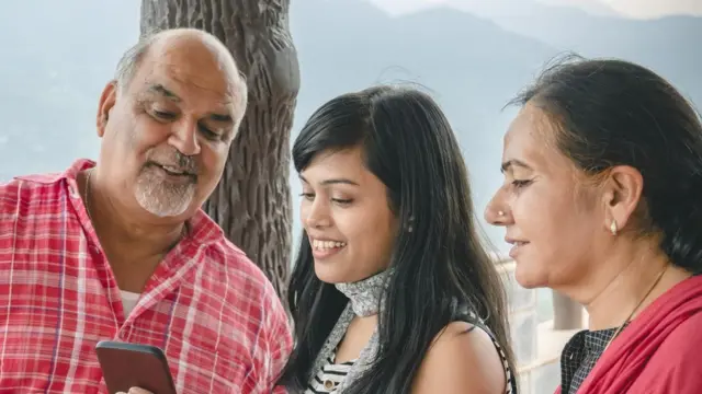 आई वडिलांना स्मार्टफोन शिकवताय?