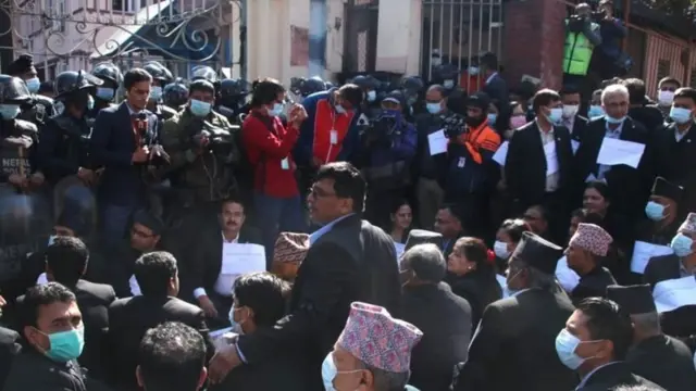 नेपाल बारले आयोजना गरेको धर्नामा कानुन व्यवसायीहरू