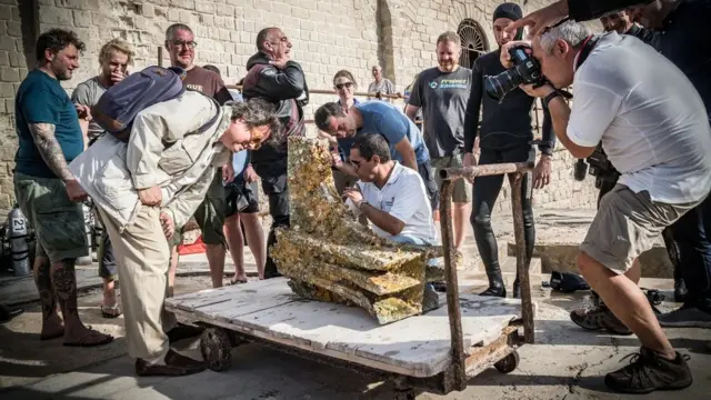 ట్రపానీ సమీపంలో సముద్రం నుంచి వెలికితీసిన ఓ ప్రాచీన నౌకముక్కును పరిశీలిస్తున్న సెబాస్టియానో టుసా