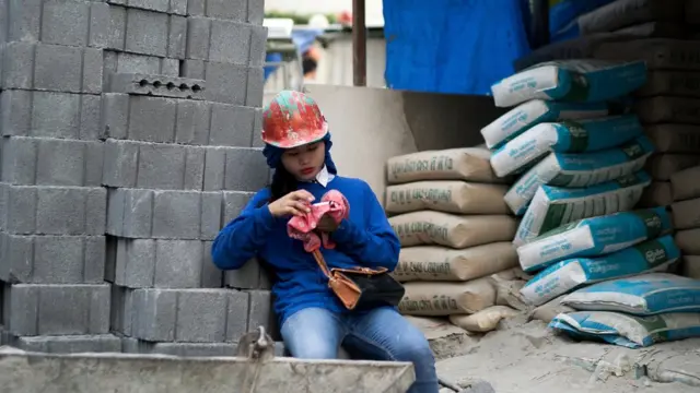 คนงานก่อสร้างต่างด้าวหญิง