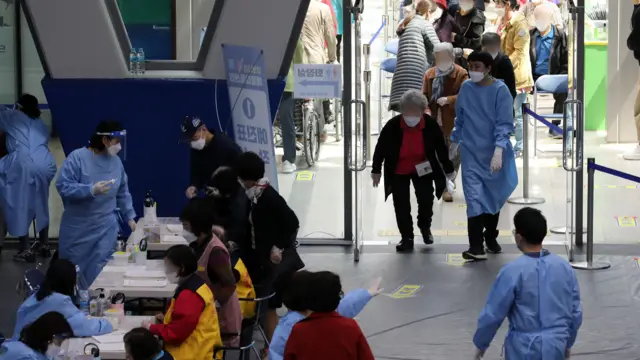 8일 오후 서울 송파구 예방접종센터에서 만 75세 이상 어르신이 코로나19 화이자 백신을 접종받기 위해 이동하고 있다