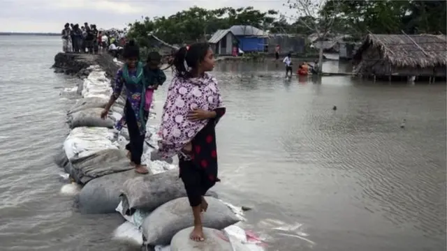 ঝড় শেষে বাংলাদেশের খুলনা এলাকার মানুষদের ঘরে ফেরার পালা