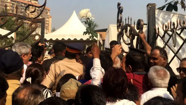 ஸ்ரீதேவியை வழியனுப்பி வைக்க காத்திருக்கும் ஆயிரக்கணக்கான ரசிகர்கள் (புகைப்படத் தொகுப்பு)