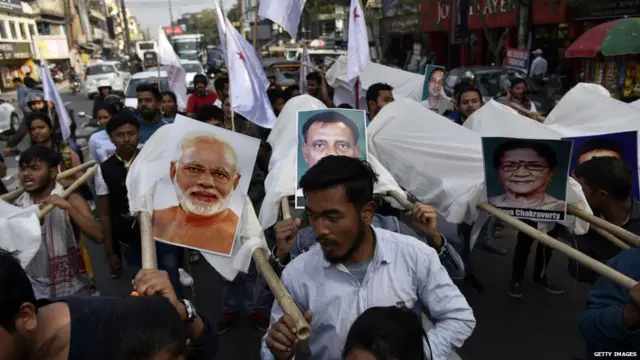 ਵਿਦਿਆਰਥੀ ਵਿਰੋਧ ਕਰ ਰਹੇ ਹਨ