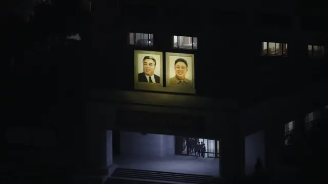 2019년 10월 북한 평양 김책공업종합대학에 걸린 북한 김일성 주석과 김정일 조선노동당 총비서의 초상화에 불이 밝혀져 있다