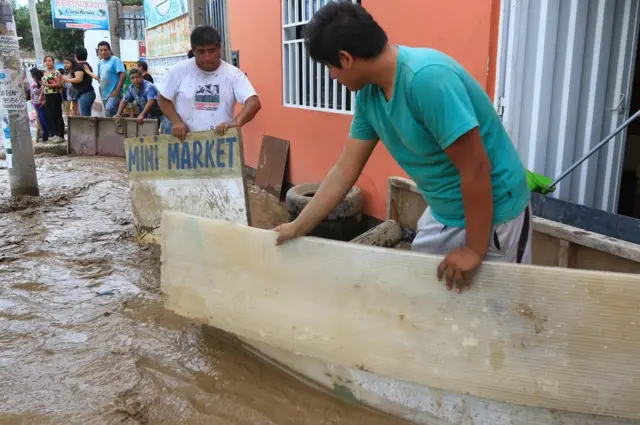 Poblador de Trujillo defiende su casa del huaico.