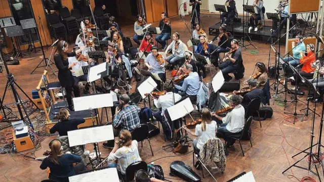 Ana diriguje orkestru