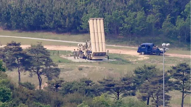 지난 5월 14일 사드 기지에서 주한미군 관계자로 보이는 이들이 발사대를 점검하는 모습이 포착됐다