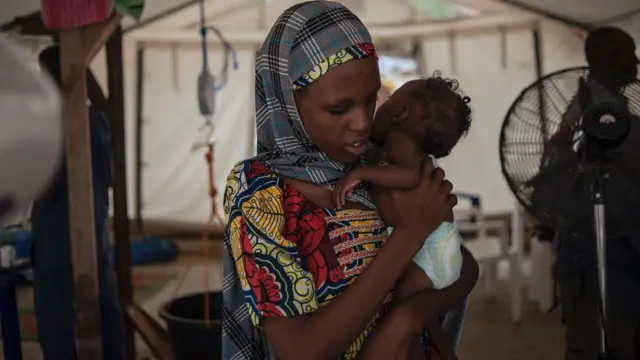 Nijeryalı bir anne ve bebeği