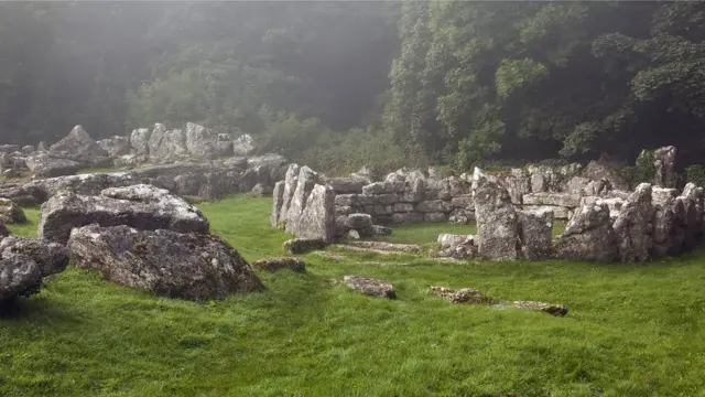 Развалины деревни Ден Хлигуи в Англси