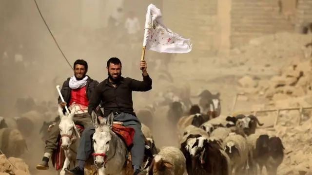 குதிரையில் வரும் பாஸ்வாயாயை சேர்ந்த மனிதர்கள்