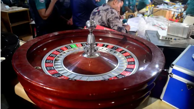 ঢাকার একটি ক্লাবে জুয়ার সরঞ্জাম আটক, ২২-০৯-২০১৯।