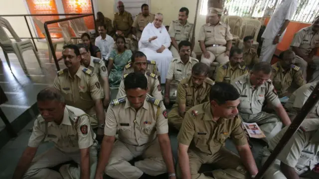 Polisi di Mumbai bermeditasi.