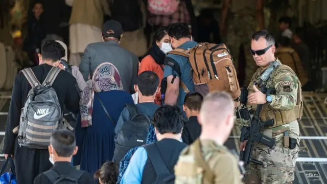 إجلاء الرعايا والأفغان تواصل الثلاثاء.