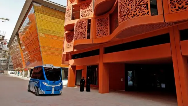 مدينة مصدر في إمارة أبو ظبي صممت في البداية لتكون بلا سيارات
